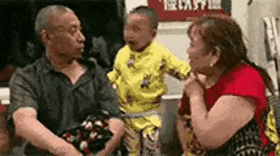 亲眼看见小孩抬脚往爷爷头上踢，奶奶就坐在一旁看着，非但不拦，反倒看得乐呵呵，两位
