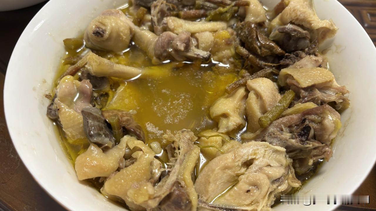 农家小炒
炒鸡块、清蒸鱼、炒大白菜、梅干菜烧肉、酸辣汤，百叶包肉、炒花菜、炒豆芽