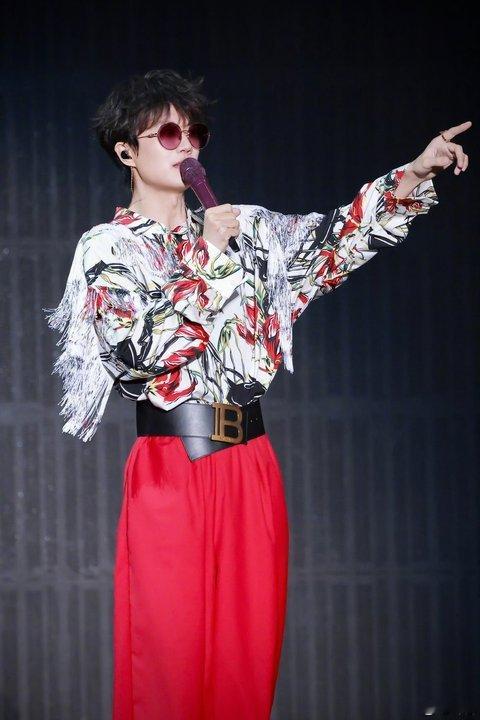 许嵩演唱会上有彩虹许嵩演唱会为粉丝准备解暑良品许嵩演唱会上为粉丝降暑出现“彩虹、