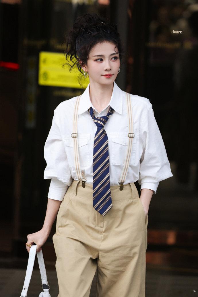 白鹿奔跑吧港风小卷毛白鹿港风小卷毛造型复古氛围感拉满，小卷毛造型衬得白鹿眉眼温柔