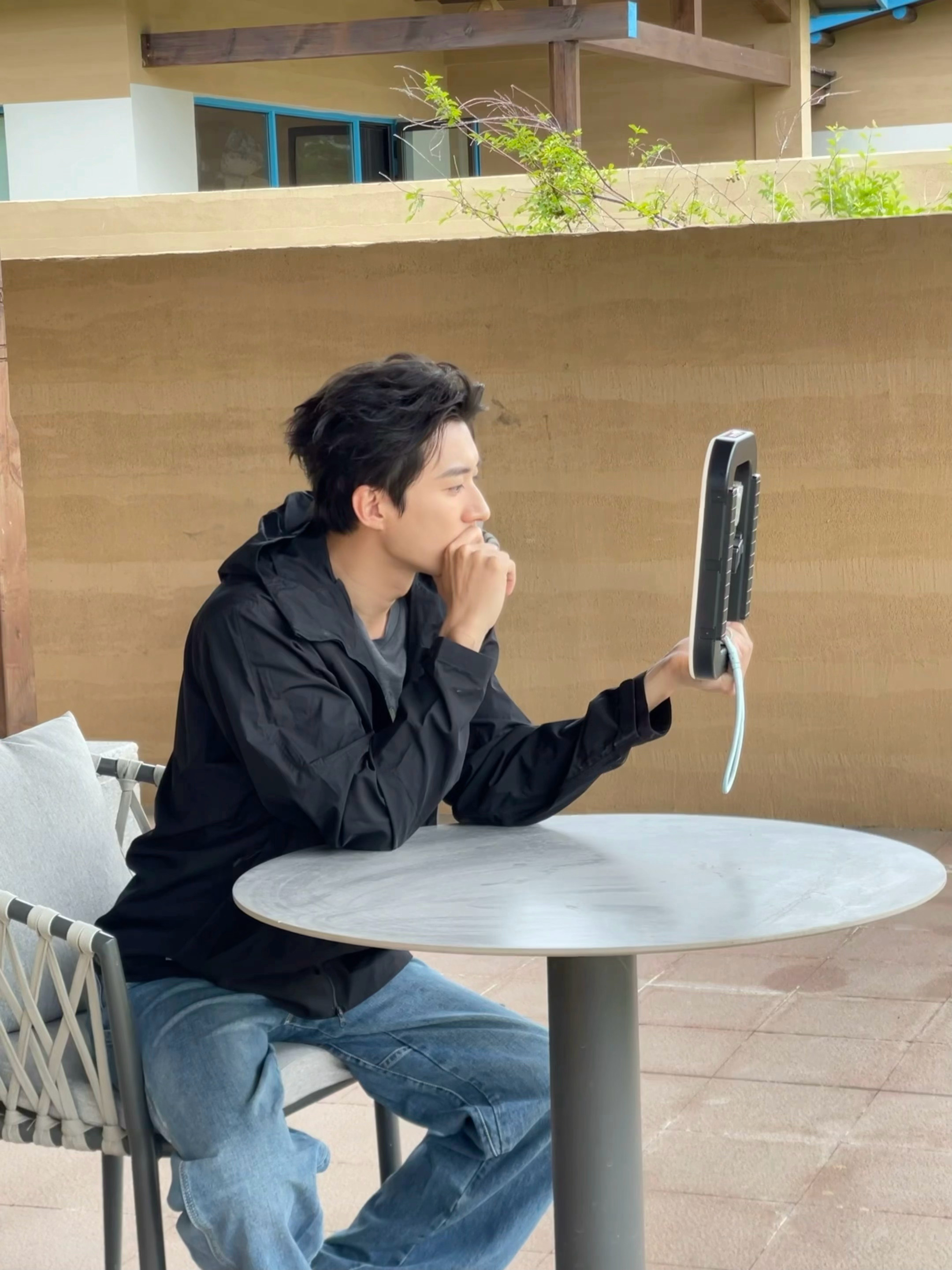 这也太帅了吧，我恨那些说他晒黑的人，这么帅这么白的哥哥也要被说。简直没有王法了 