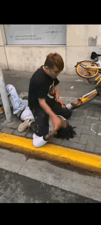 [捂脸]黑人这次栽跟斗了，他在上海滋事挨小伙子揍了一顿。这个黑人在上海辱骂中国人