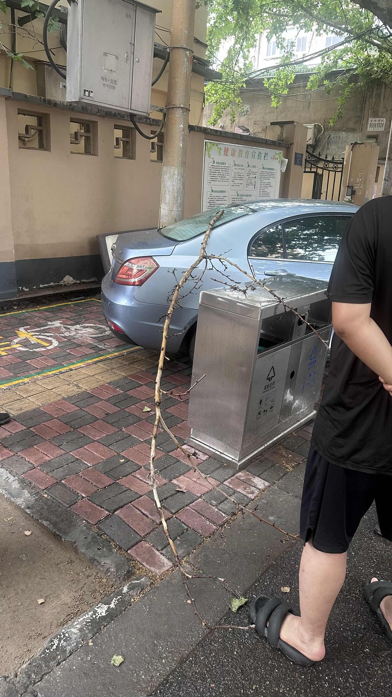 这位车主“中奖了”，昨天晚上凭借牛X的技术挤进犄角旮旯里，第二天一看呆住了。这省