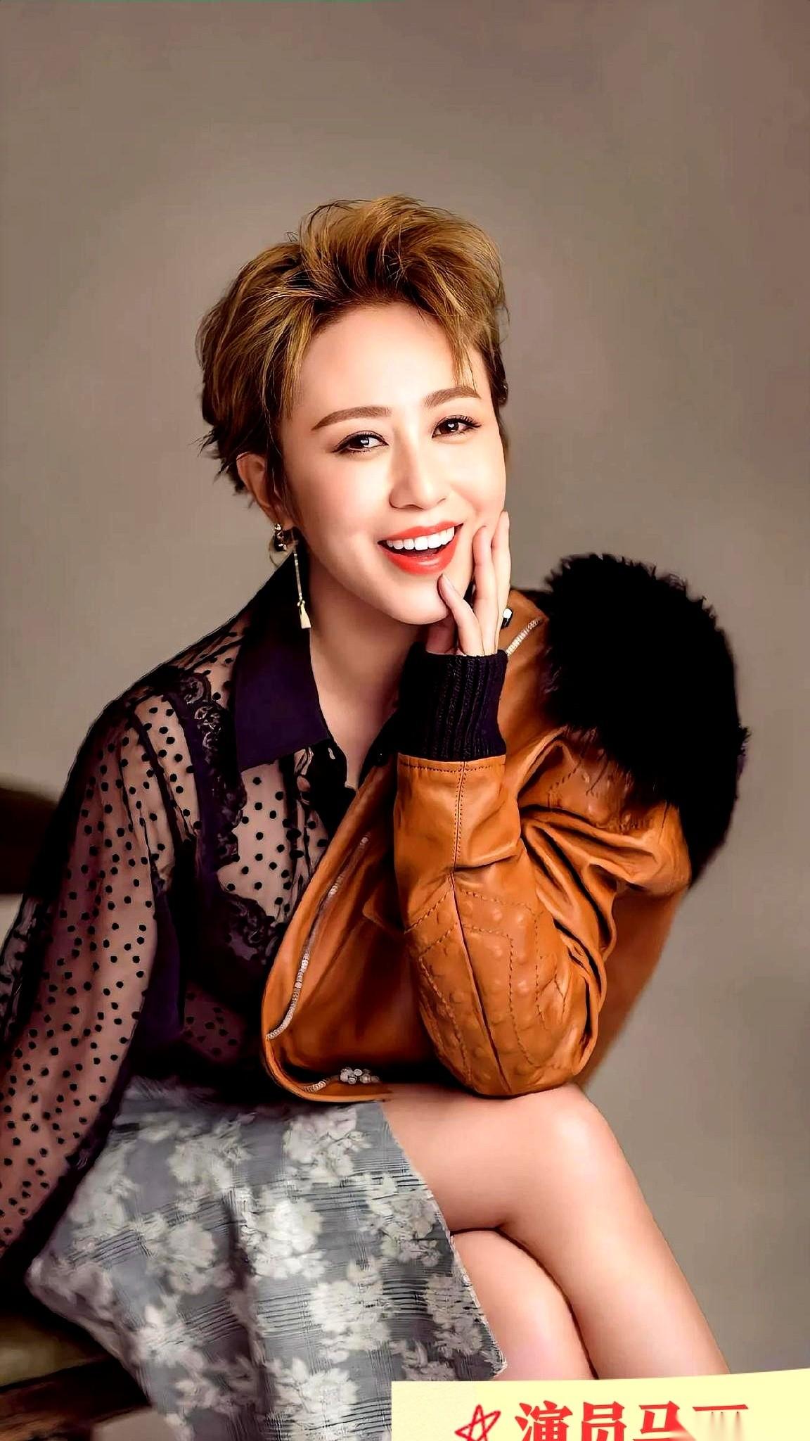 马丽，养着两个爹。
一个是生她的亲爹，一个是养她的继父。
这事儿，比她任何一部喜