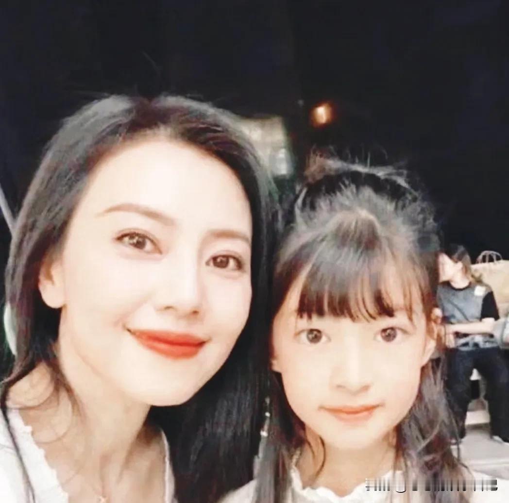 高圆圆赵又廷女儿正面照首曝光！萌翻众人

高圆圆和赵又廷这对神仙眷侣的女儿正面照