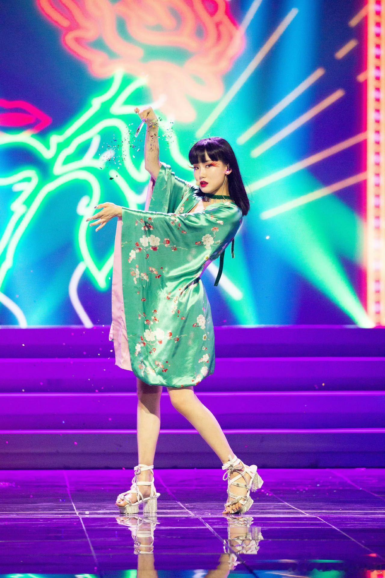 黄龄给我干哪年来了 哇塞！黄龄昨晚巡演是坐了时光穿梭机吗？重现浪姐五年前的《一剪