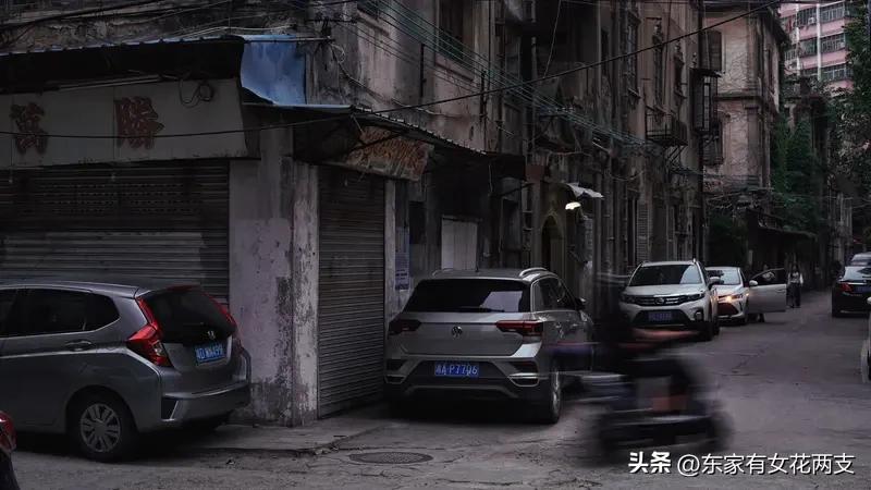 当代穷人最缺什么 当代穷人最缺什么？不少人认为是钱，毕竟物质匮乏让日子难以为继。