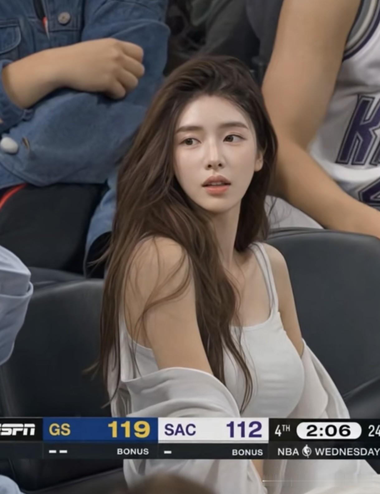 NBA也需要东方美女，
她眉眼是东方独有的温润轮廓，
丹凤眼尾微微上扬，
不刻意