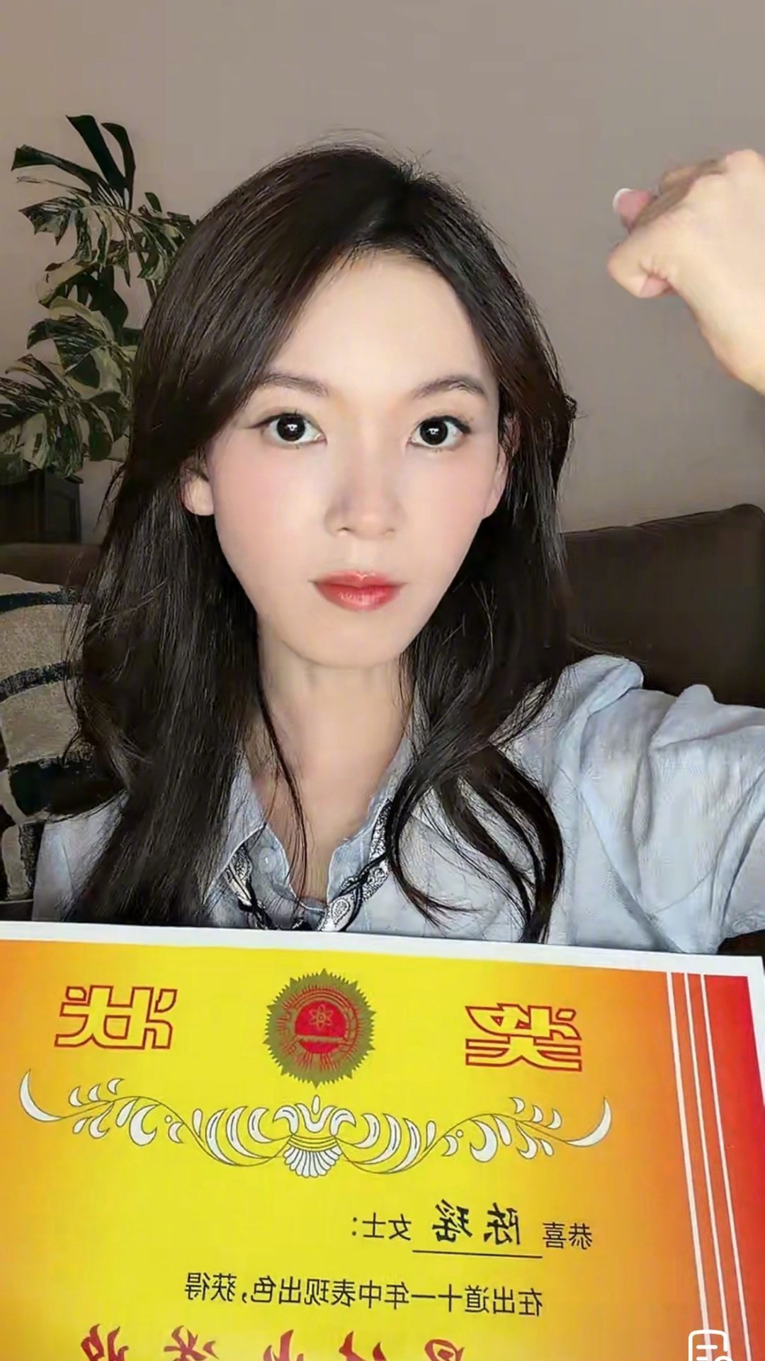 陈瑶出道11周年直播被瑶妹的十一连拍饭撒萌晕啦 不知不觉出道11周年了，祝妹妹未