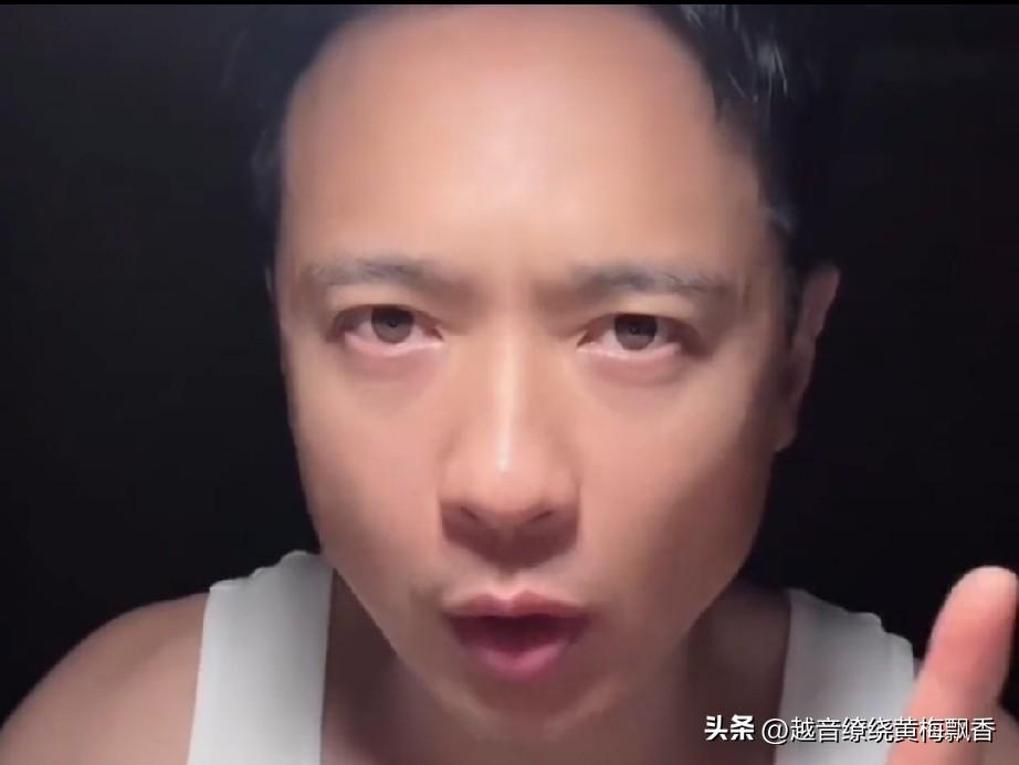 高云翔半夜睡觉竟被热醒，他直呼天津的暑天真热。他来到厨房，从冰箱里取出一块冰镇西