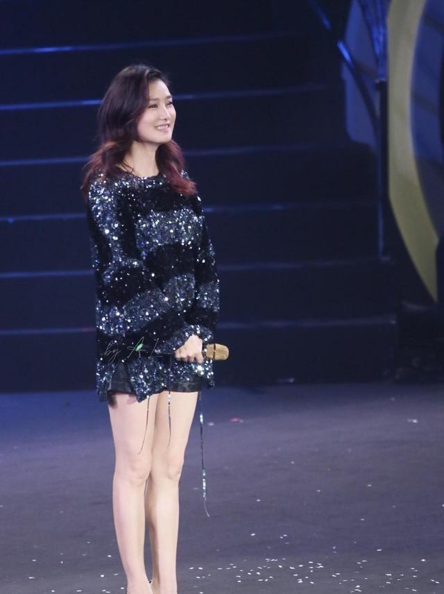 玲花把腿藏了二十年，不是自卑，是怕大家只记得腿。
玲花从小在草原上长大，爱唱爱跳