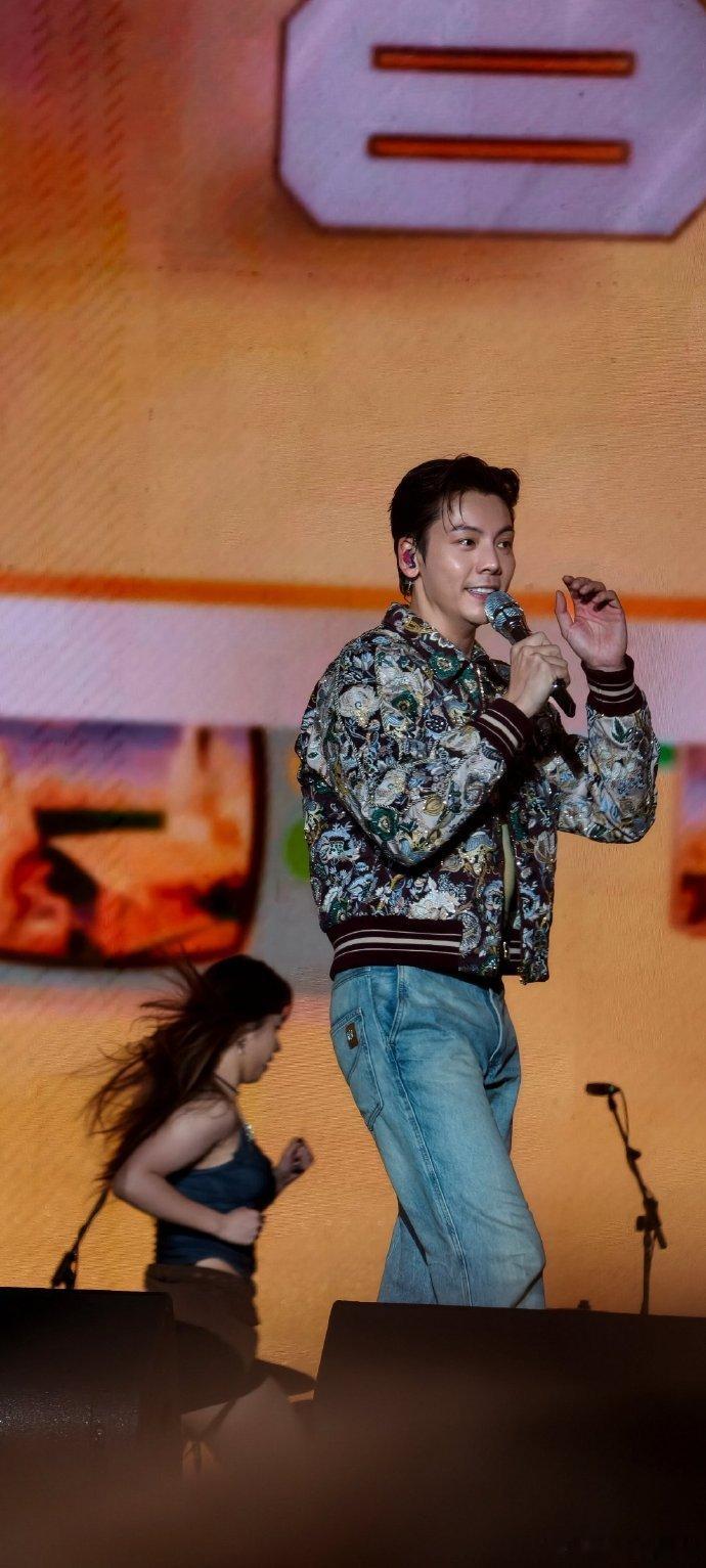 陈伟霆音乐节cha了复仇摇谁还没看陈伟霆的复仇摇我都会伤心的OK？表情管理全程在