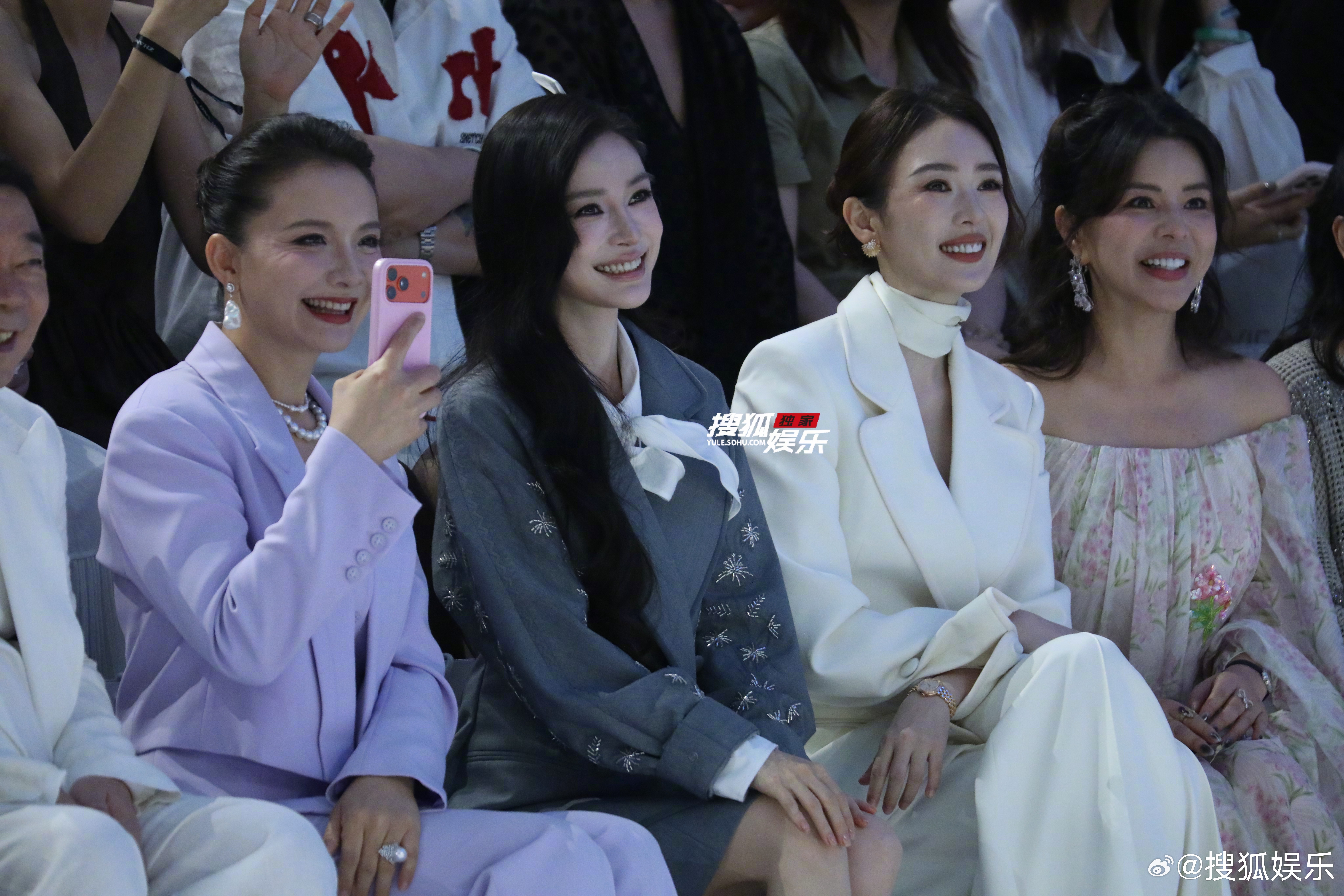 来一组杨颖看秀生图，认真看秀笑起来的样子好美😍angelababy看秀