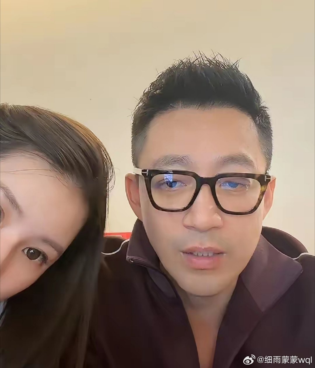 筱梅和小菲在湾湾开播了，小汪宝睡觉呢！箖箖和玥儿放假了，他们两个在卧室！小菲和筱