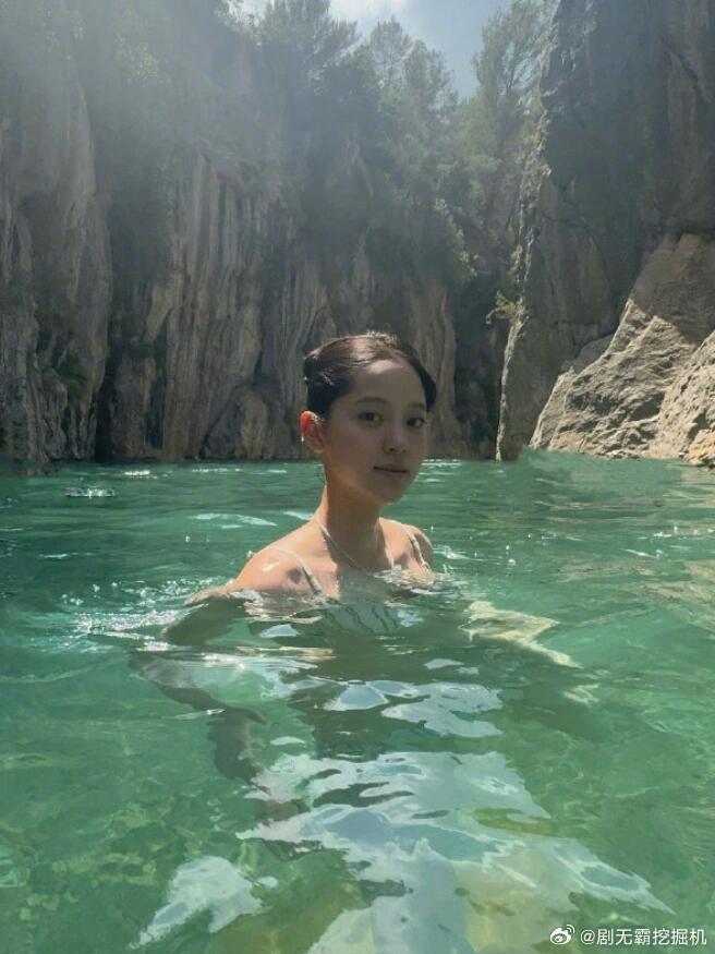 #欧阳娜娜泳装照#欧阳娜娜分享了自己的随拍，这随性自然，松弛感满满的自信，泳装照