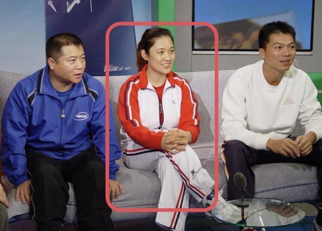 王涛和江嘉良中间这位美女你认识吗？
她手握7枚金牌，曾击败邓亚萍，
拒嫁日本富商