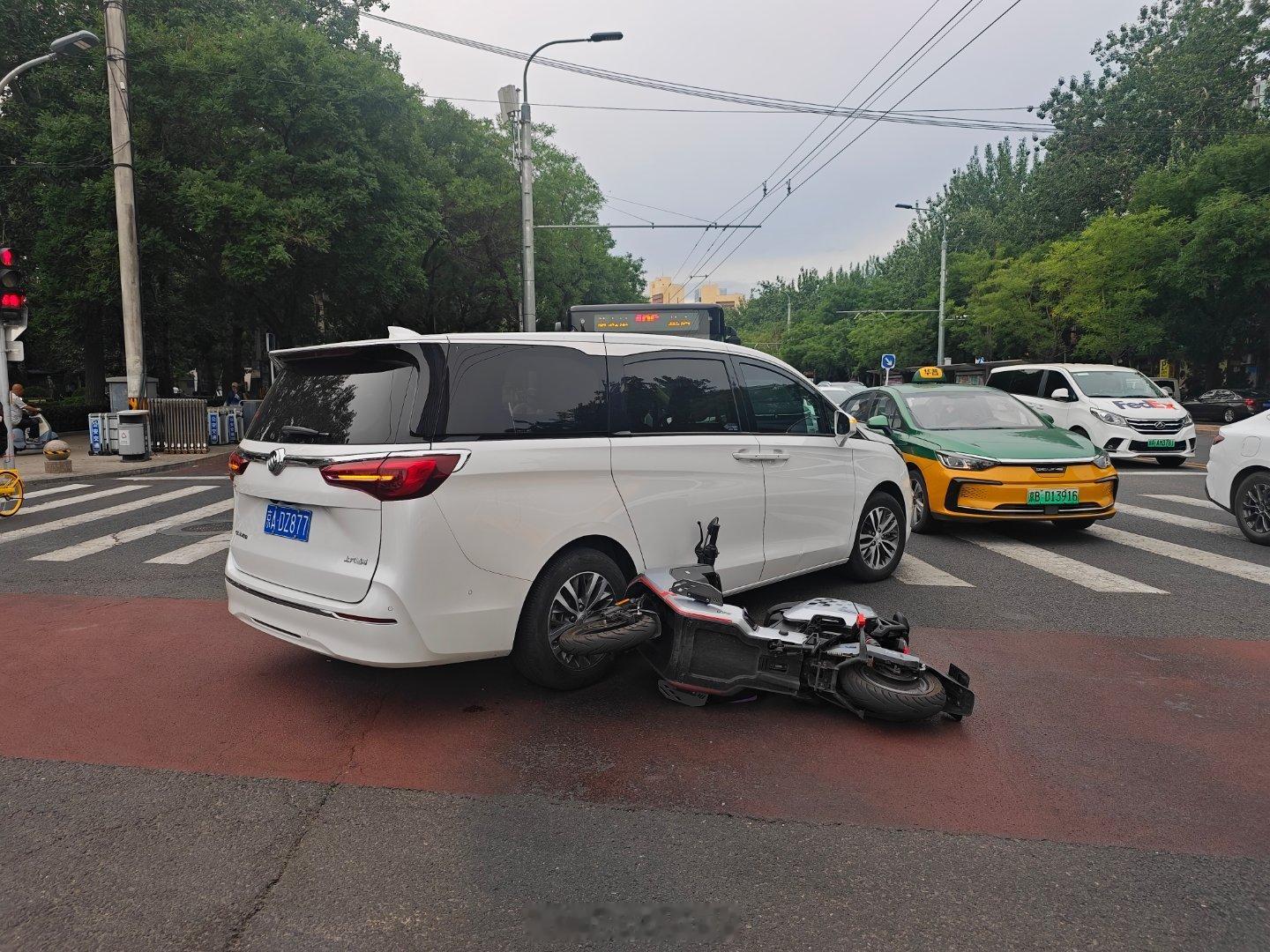 这不罚个逆向行驶说不过去吧 