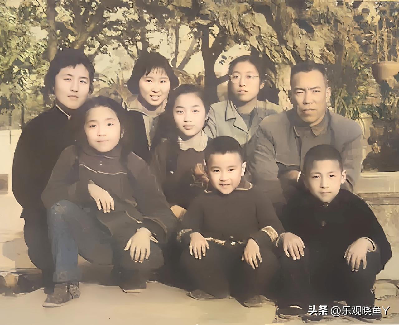 一九六三年，广州，梁兴初将军与妻子任桂兰及六个子女的珍贵合影。这绝非演戏，也绝非