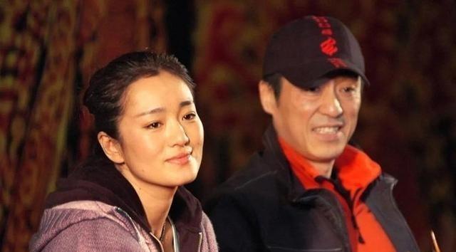 1987年，张艺谋筹拍《红高粱》，女主选了“丰乳肥臀”的史可。然而，巩俐也想出演