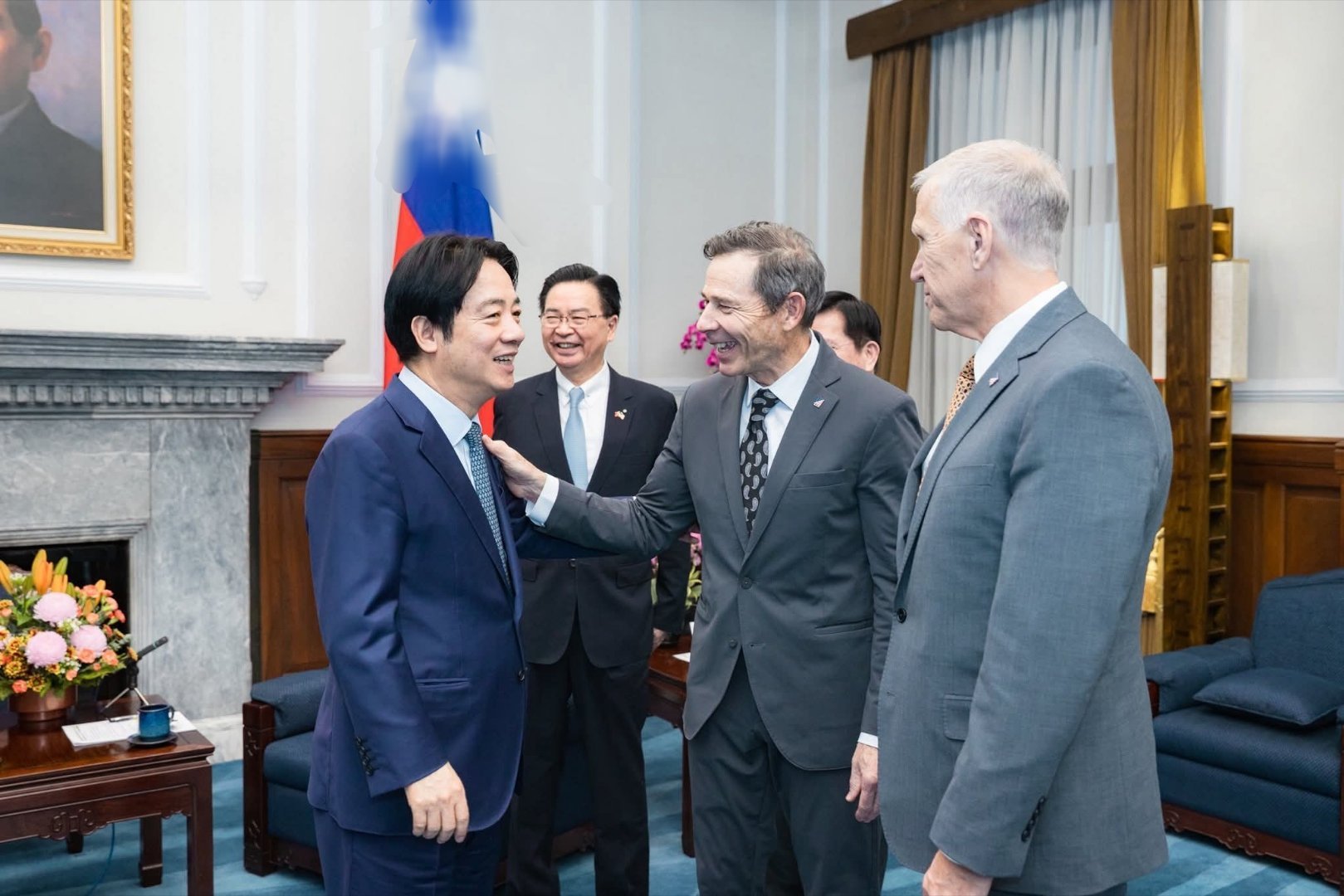 台海局势 美国联邦参议院跨党派代表团今天凌晨乘专机抵达台北松山机场，来催促岛内尽