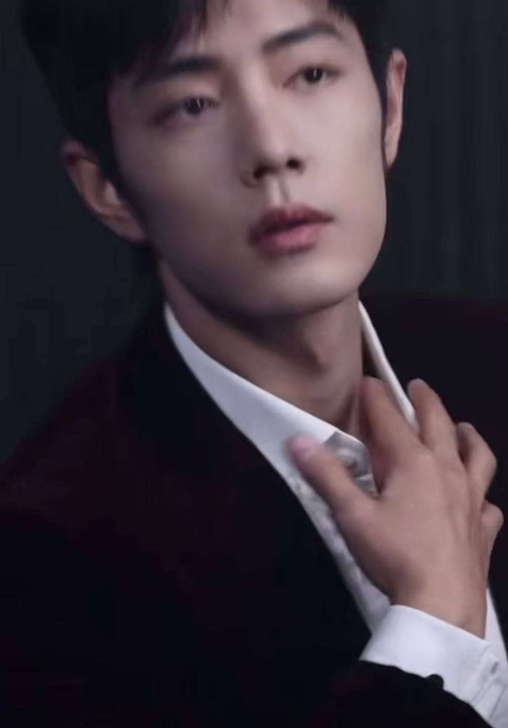 肖战无实物喷香水  肖战喷香水姿势 俺不中了！肖战无实物喷香水，这姿势谁懂啊[舔