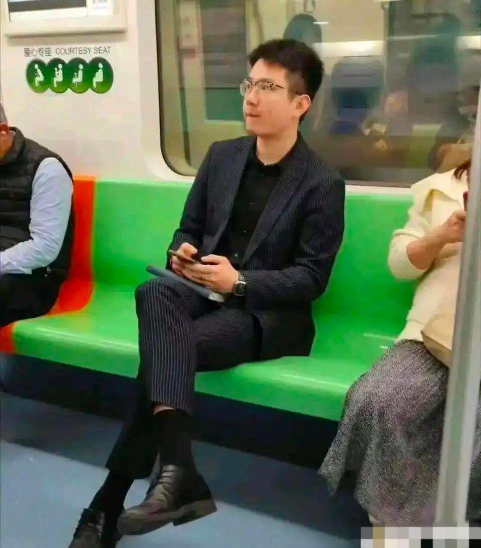 这个人穿这种穿搭是不是觉得自己很酷很帅? 