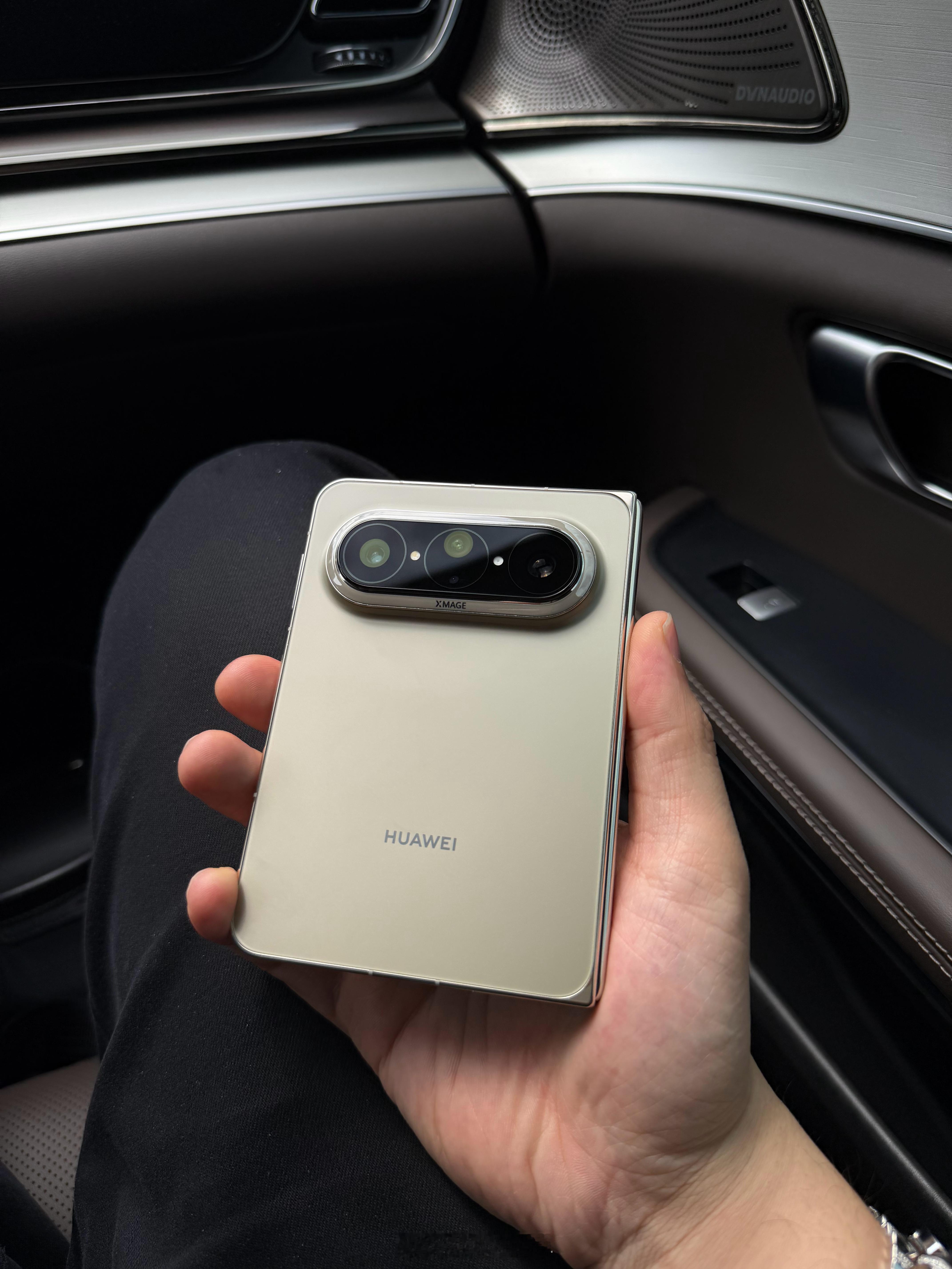 1万块肯定买阔折叠！一台手机既能当直板又能当小平板，还支持手写笔，比例还非常好用