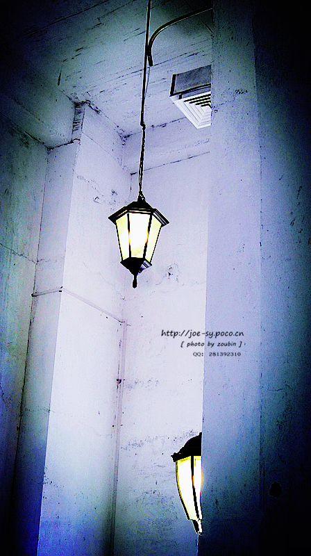 🕯️斑驳墙缝里藏着光阴的絮语，旧灯如孤星悬在寂静的画布✨。暗夜里，光是唯一的诗