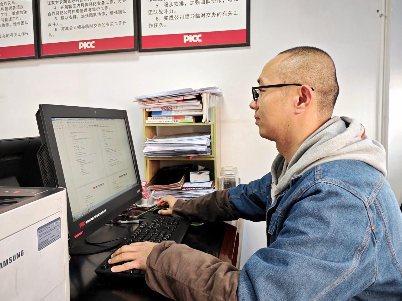 近日，四川资阳一位大哥火了——但他本人却希望“千万别火”。

 

据资阳观察报