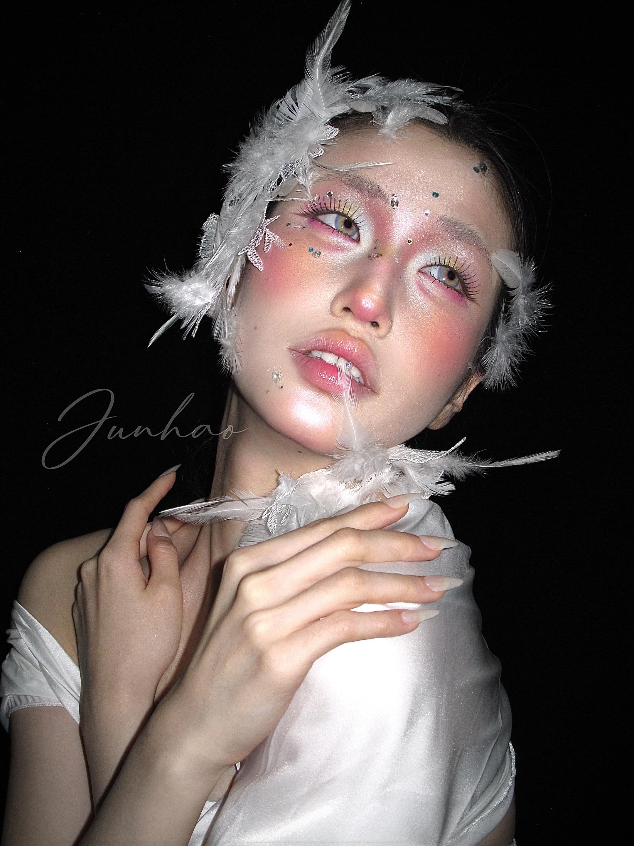 “你的双眸才是唯一的真迹”“美丽恰逢黄金时” 画爽了