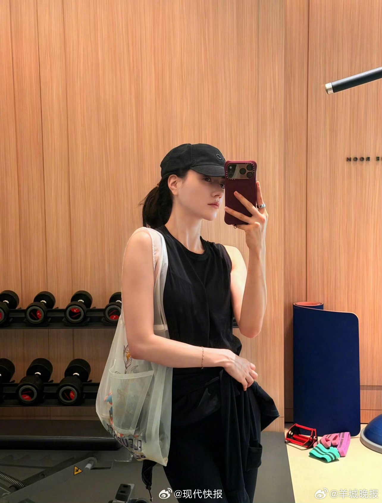 #娜然露腰秀身材#【#娜然秀马甲线#】3月25日， 更新健身六宫格，身穿紧身瑜伽