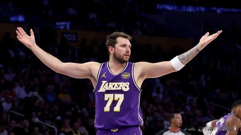 NBA情报局8月20日讯

詹姆斯离队后，东契奇已经是如今湖人实打实的大哥！出手