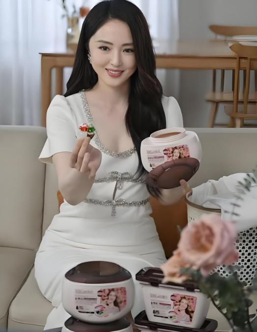 不查不知道，
一查吓一跳！
原来董璇这么有钱啊，

董璇家客厅，够张维伊赚75年