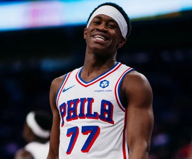 刚看到一项数据统计，NBA历史上有5个单场35+5+10的新秀，分别是乔丹、詹姆