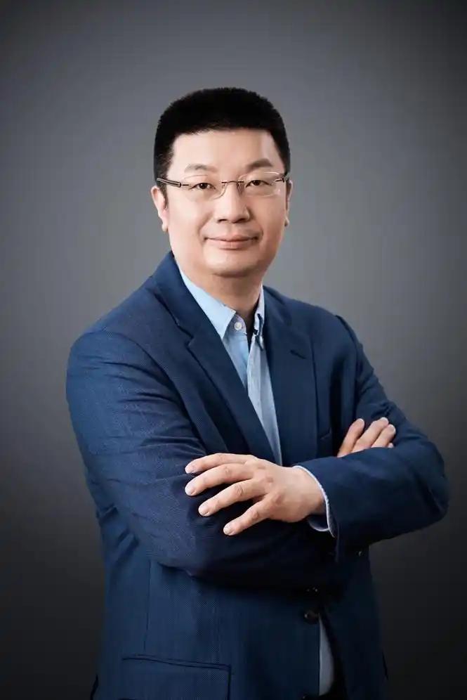 一位情感咨询师说过，追不到大美女的男人，也赚不到大钱。泡妞和赚钱，本质逻辑是一样