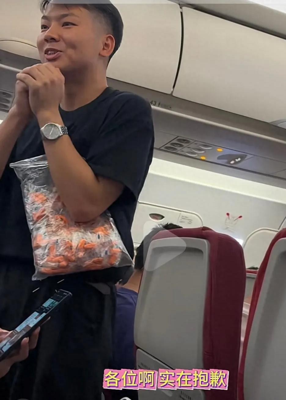 湖北这位宝爸带8个月宝宝深夜乘机，提前备100副耳塞，发出去20多副，这事儿太暖