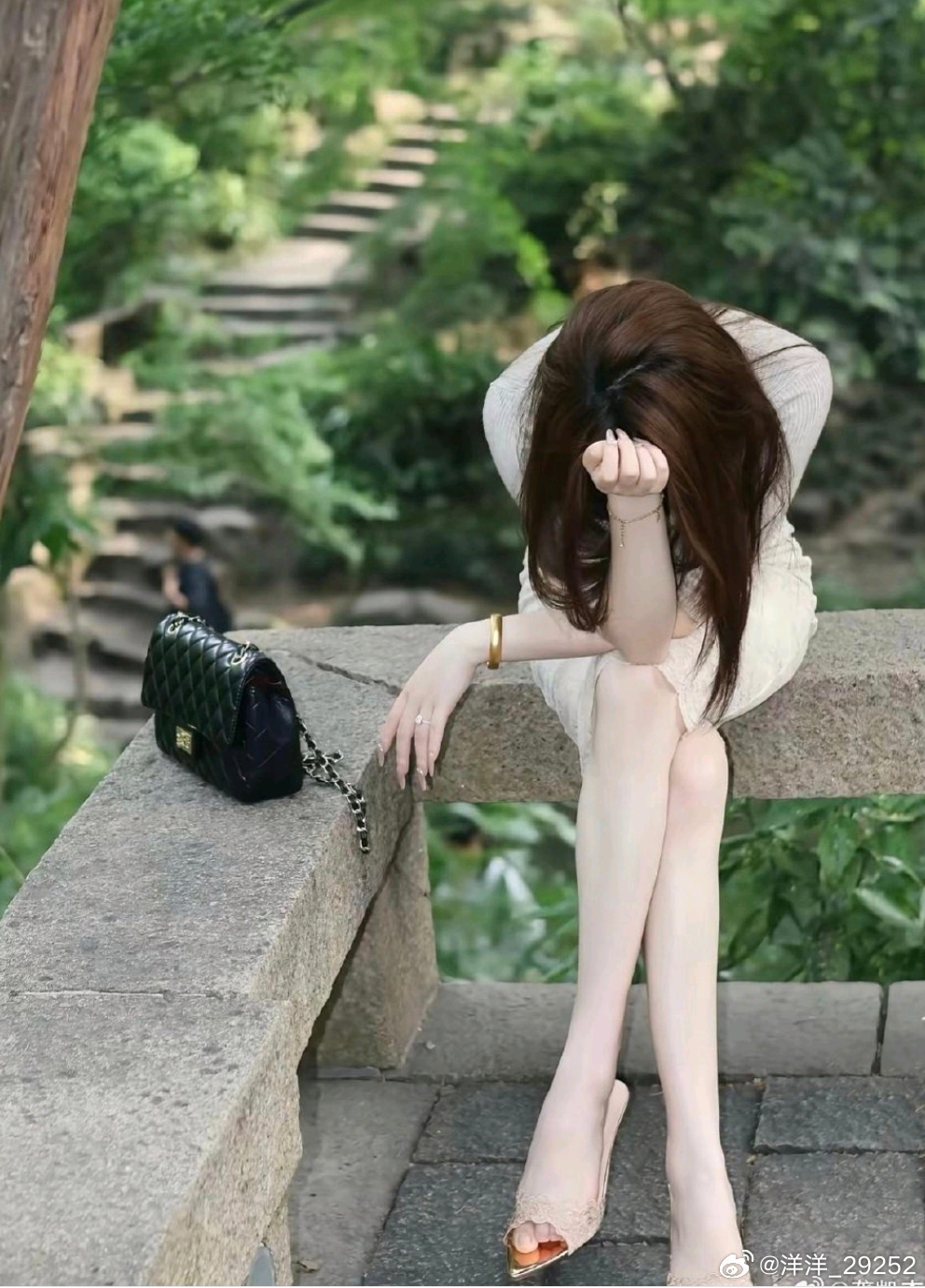 洋洋高锐“小楼……西”◎哪天……悄悄走近走进……小……楼……西◎月……光超……朦