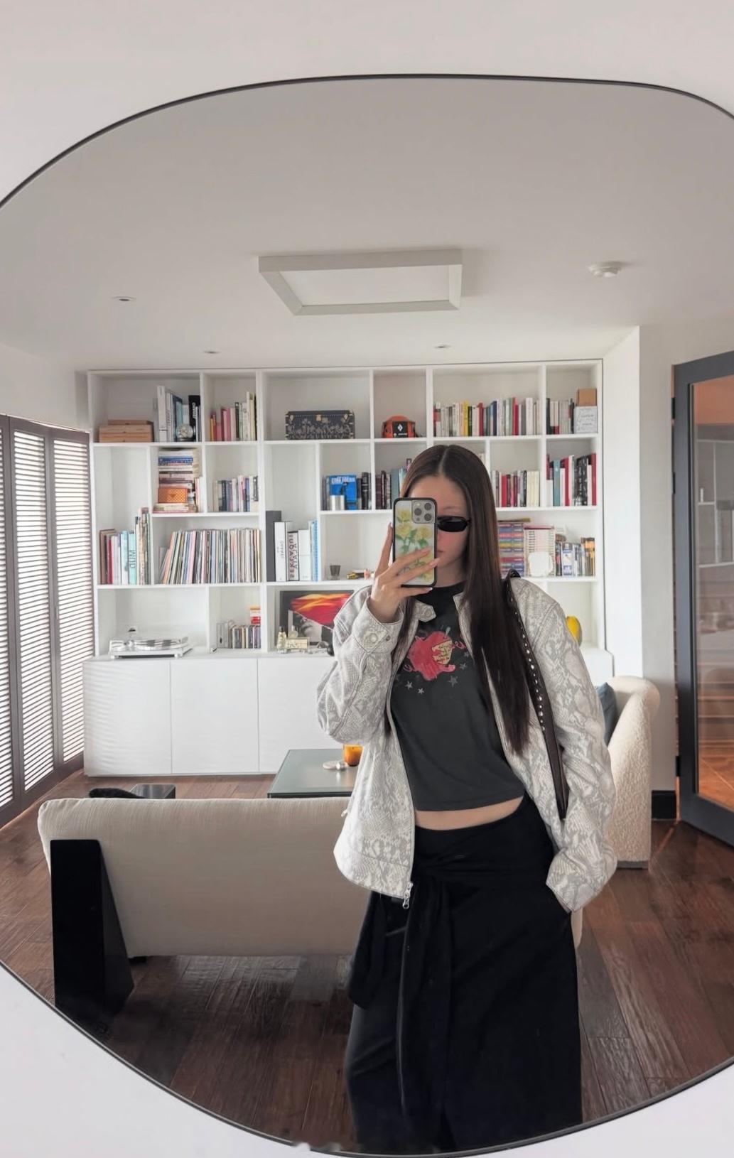 kim a hyun肤姐去香港玩了依然保持着很时髦的穿搭 