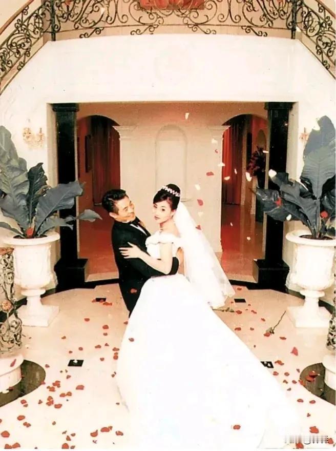 婚礼上的李连杰一脸都是抱得美人归的喜悦，那一刻的利智美如童话里的公主。不过貌似她