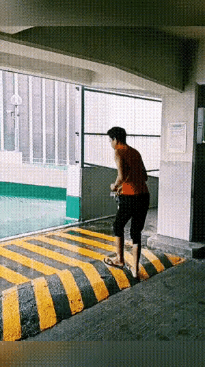 有一说一，就不能把车往后倒一点吗？看把小伙子摔的[机智]