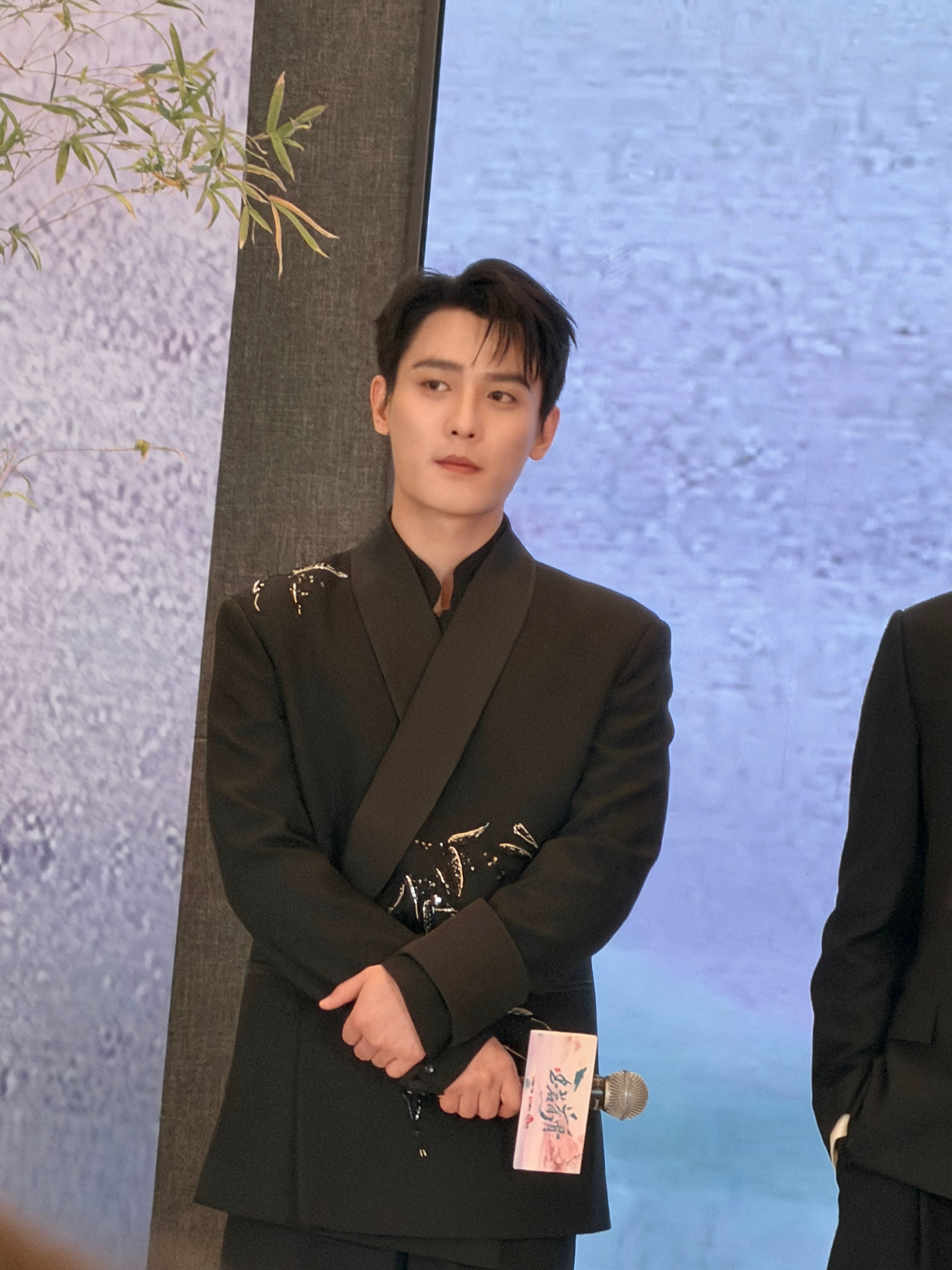 刘擎不说话不二傻子的时候挺帅的！ 