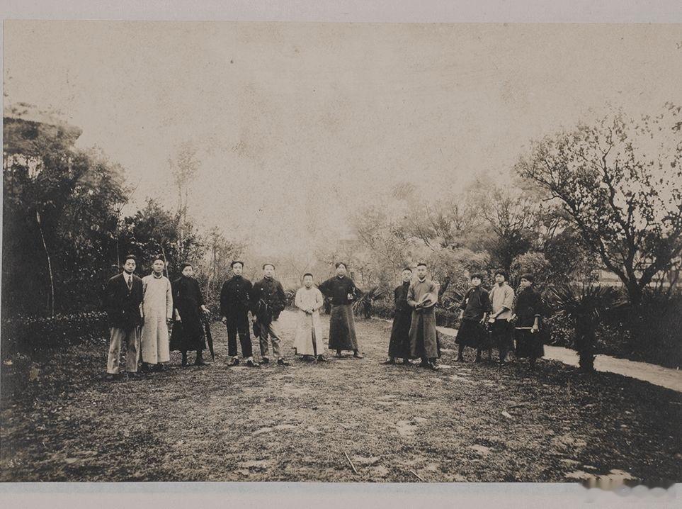 1920年新民学会部分会员上海半淞园合影1918年4月，毛泽东、蔡和森、萧子升等