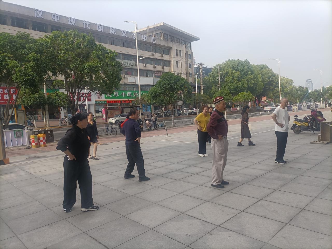 【春之韵·阳光新疆舞蹈团练舞记】春日生活打卡季

早晨的空气很清新，早晨的阳光正