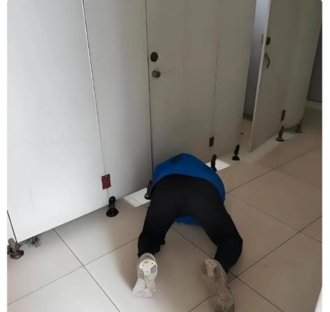 中午休息时，济南一女子在写字楼里上厕所，刚蹲下没多久，就听见外面传来细微的脚步声