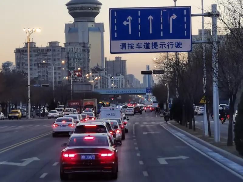 哎呦，现在躺床上正迷糊呢，突然一个激灵！

昨天开车，右转道上好好排着队，脑子不