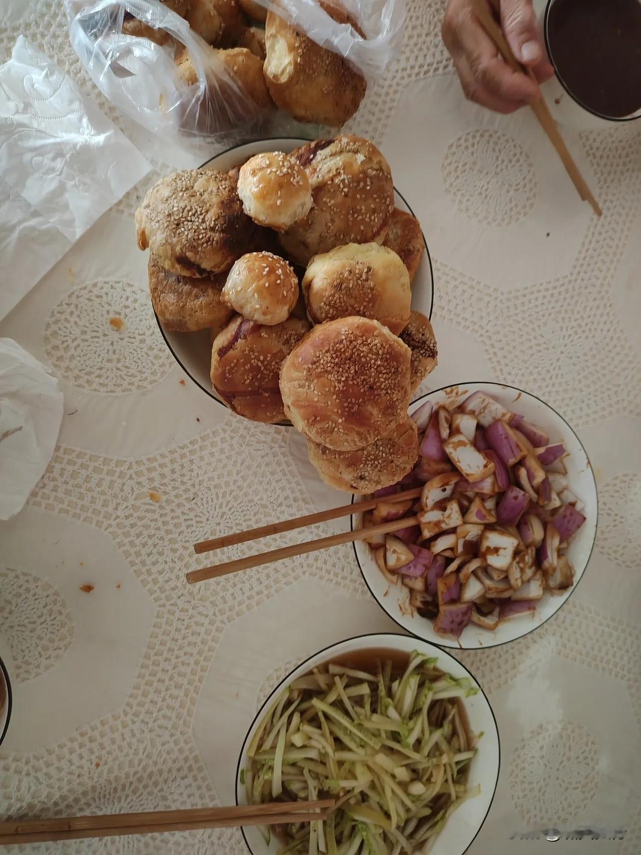 今天晚饭，打了杂粮糊糊，拌了两个凉菜，买了一些棋子烧饼和乐亭的特产缸炉烧饼当主食