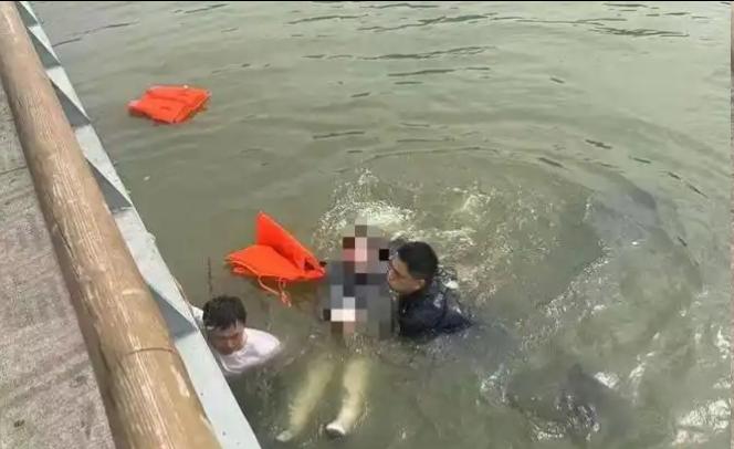 一名已婚女子婚内出轨网恋男子，长期同居并轻信对方结婚承诺，主动结束原有婚姻。
 