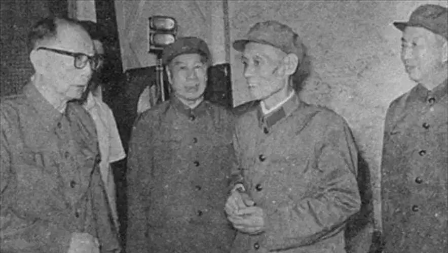 1998年，狼牙山五壮士幸存者葛振林拄着拐杖，颤巍巍走进公安局，当众猛拍桌子：“