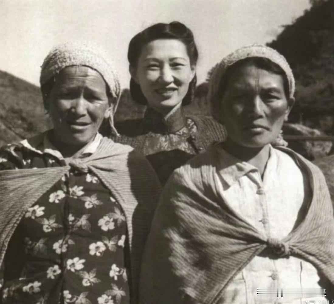 1954年，43岁的赵四小姐（赵一荻）与台湾高山族妇女的合照。在漫长的幽禁岁月中