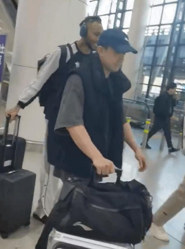 辽篮结束三连客返回沈阳，莫兰德一路紧粘着赵继伟聊天，这到底是因为啥呢？

3月3